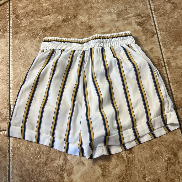 Double line shorts - Picture 4 of 5